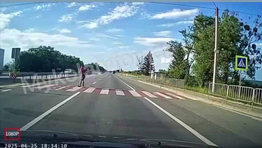 На Львівщині авто поліції збило підлітка на пішохідному переході: момент потрапив на відео