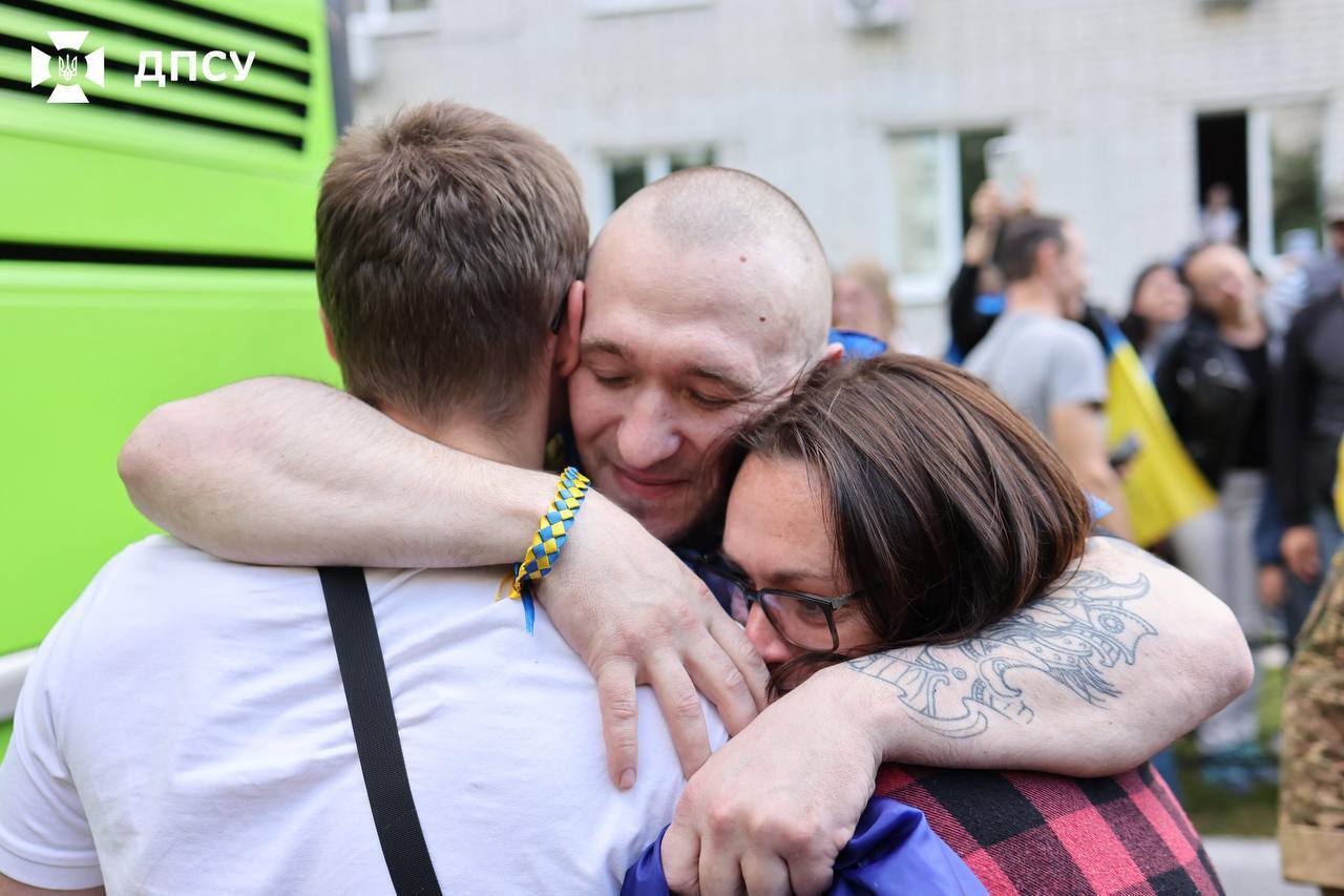 Большинство были в плену с 22-го года: состоялся обмен пленными между Украиной и РФ. Фото и видео