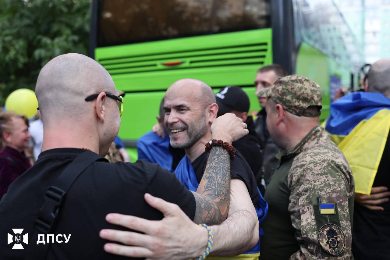 Большинство были в плену с 22-го года: состоялся обмен пленными между Украиной и РФ. Фото и видео