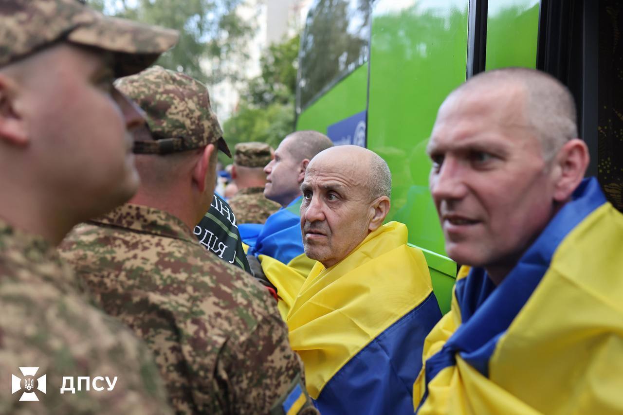 Большинство были в плену с 22-го года: состоялся обмен пленными между Украиной и РФ. Фото и видео