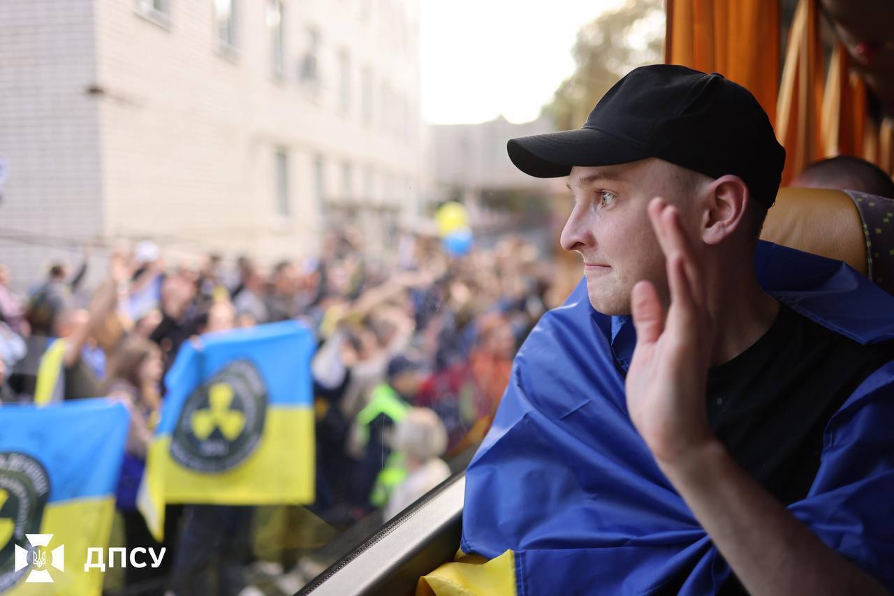 Большинство были в плену с 22-го года: состоялся обмен пленными между Украиной и РФ. Фото и видео
