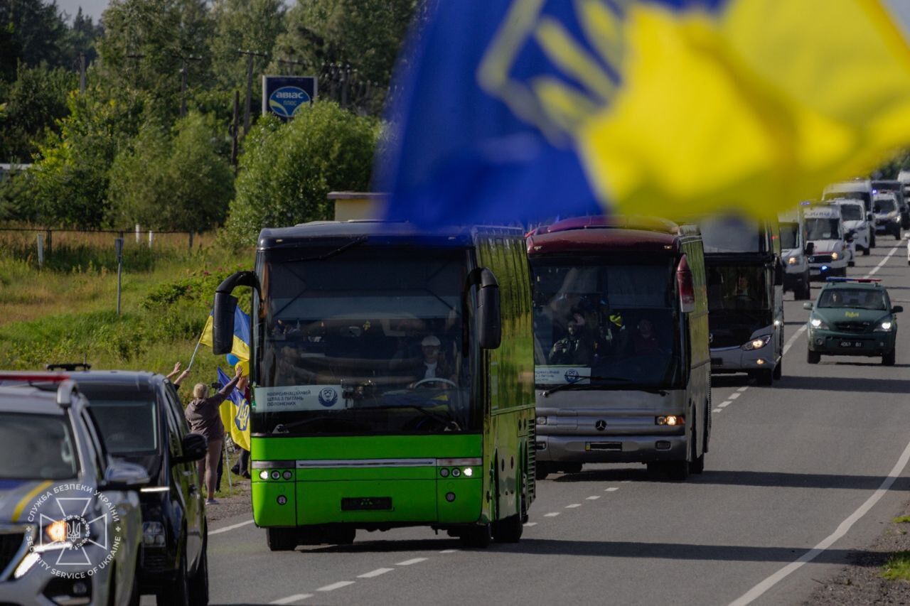 Большинство были в плену с 22-го года: состоялся обмен пленными между Украиной и РФ. Фото и видео