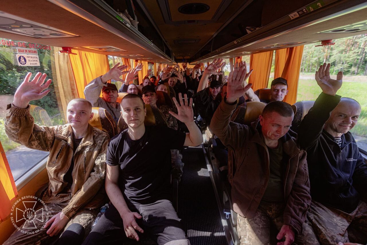 Большинство были в плену с 22-го года: состоялся обмен пленными между Украиной и РФ. Фото и видео