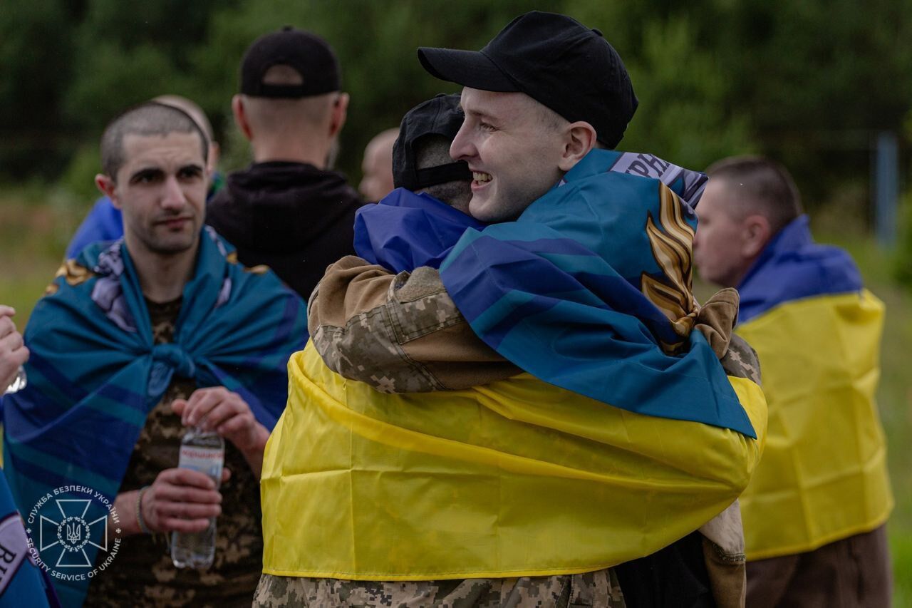 Большинство были в плену с 22-го года: состоялся обмен пленными между Украиной и РФ. Фото и видео