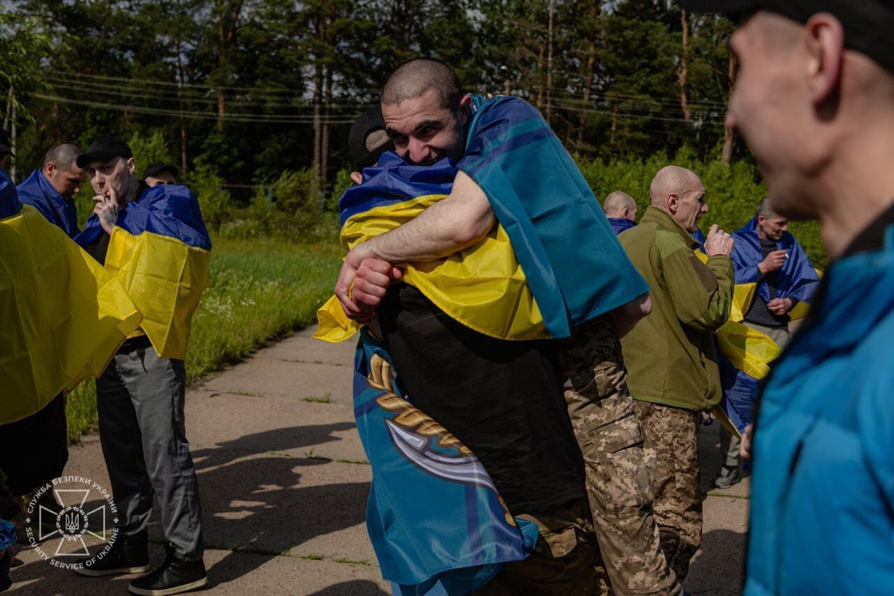 Большинство были в плену с 22-го года: состоялся обмен пленными между Украиной и РФ. Фото и видео