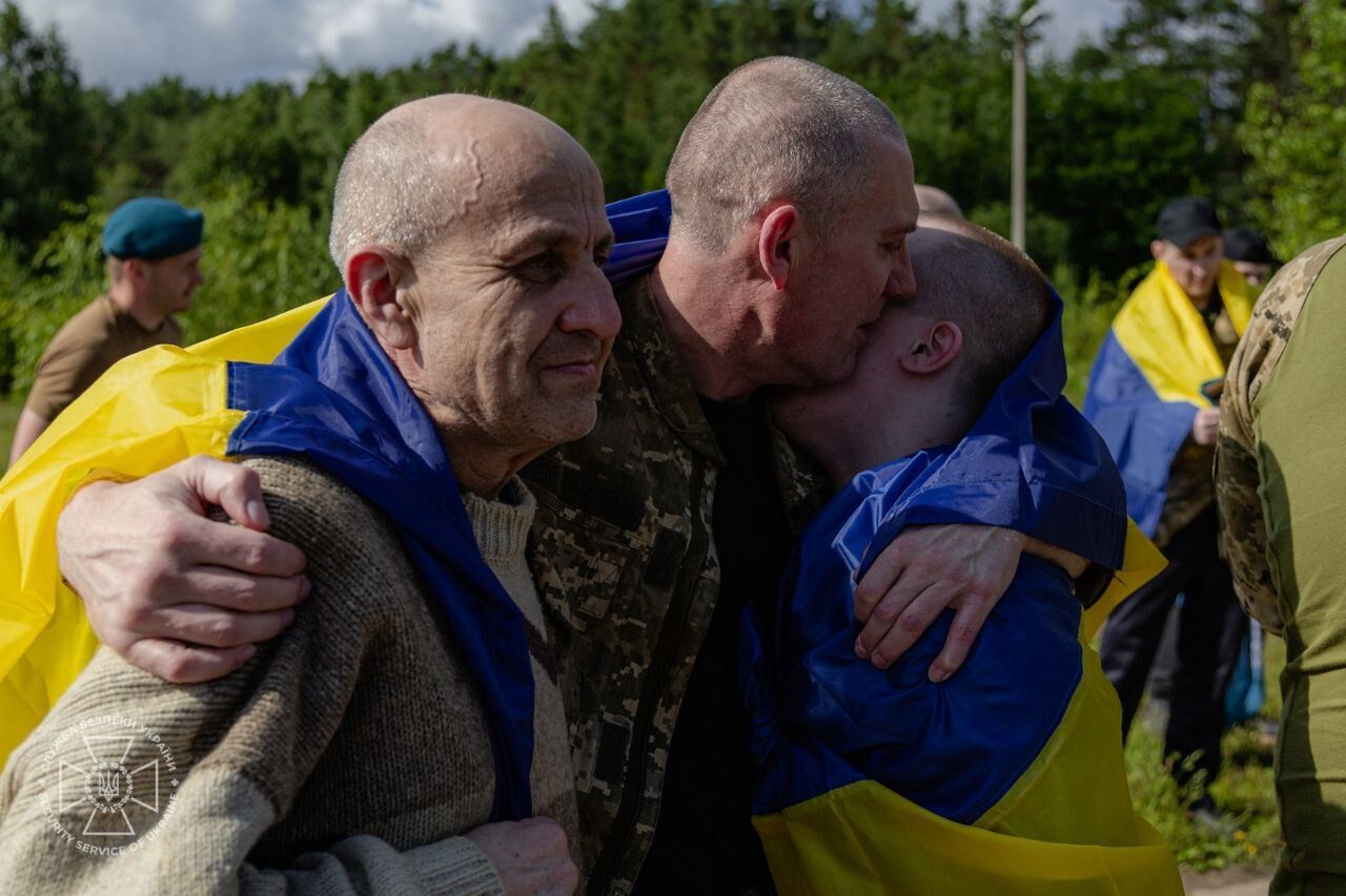 Большинство были в плену с 22-го года: состоялся обмен пленными между Украиной и РФ. Фото и видео