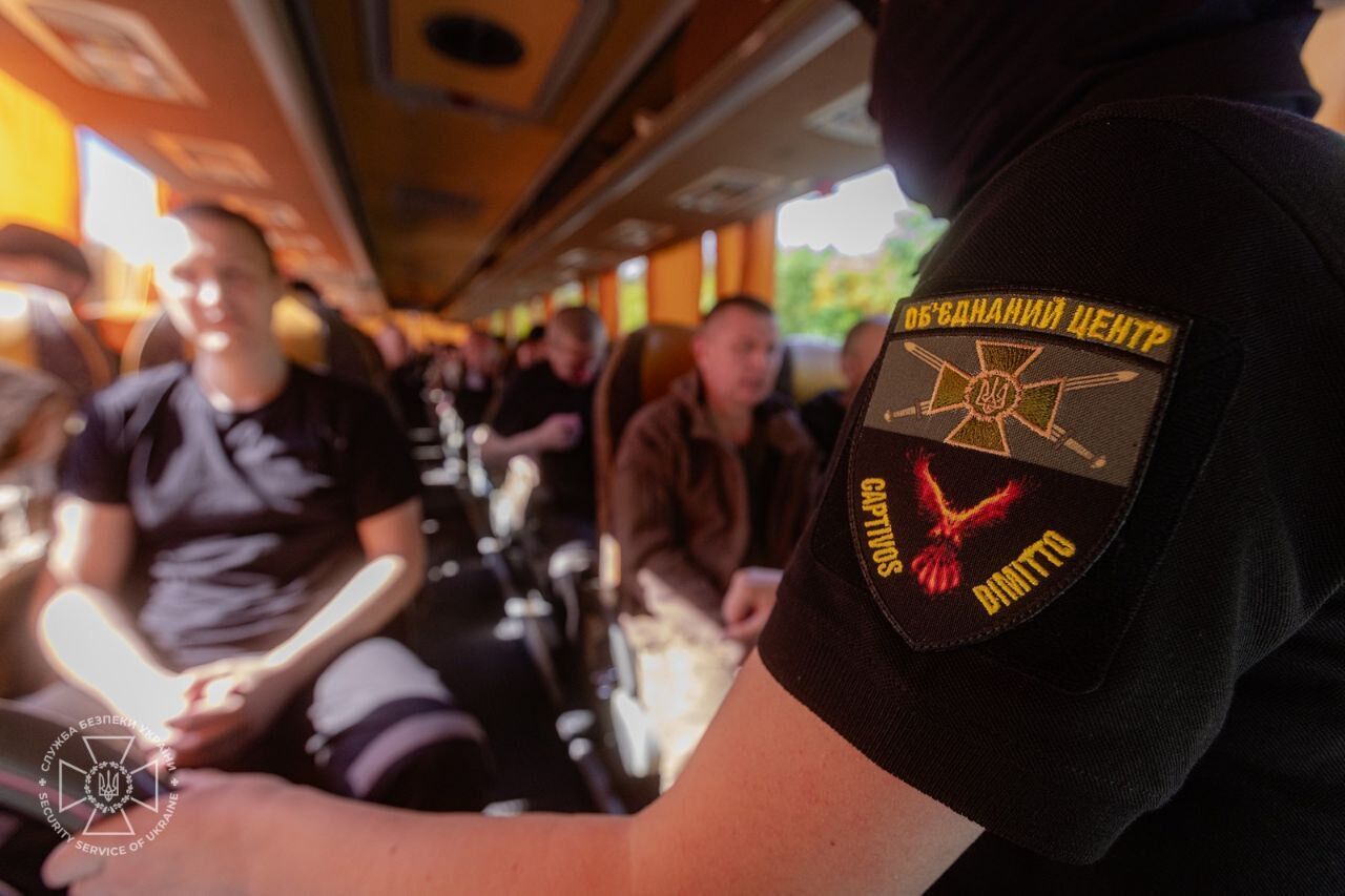 Большинство были в плену с 22-го года: состоялся обмен пленными между Украиной и РФ. Фото и видео