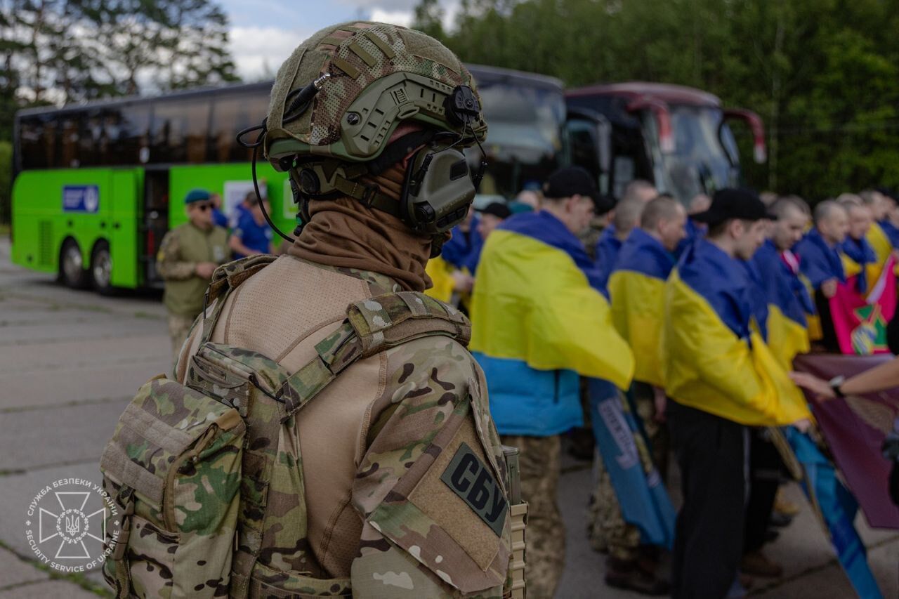 Большинство были в плену с 22-го года: состоялся обмен пленными между Украиной и РФ. Фото и видео