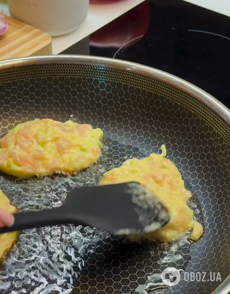 Добавьте в мясо один бюджетный ингредиент: как приготовить сочные рубленые котлеты из курицы
