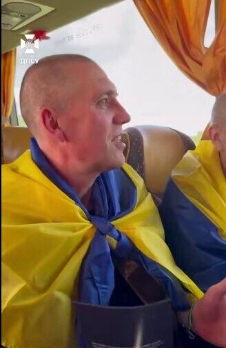 "Тільки переїхали кордон – і навіть небо синє стало": звільнені з полону захисники поділилися першими враженнями. Відео