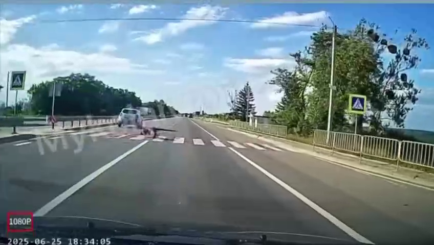 На Львівщині авто поліції збило підлітка на пішохідному переході: момент потрапив на відео
