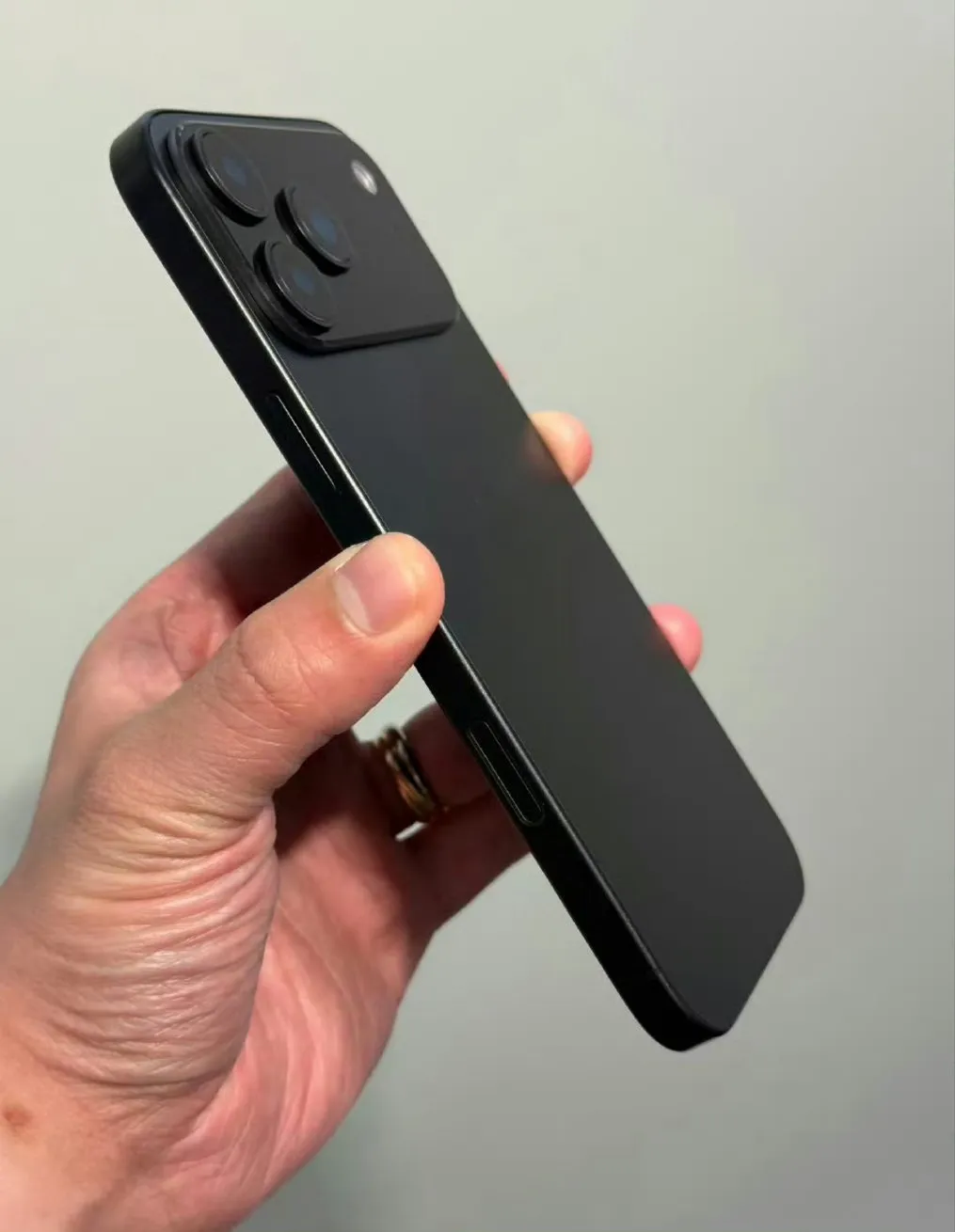 iPhone 17 Pro: опубликованы первые живые фото новинки
