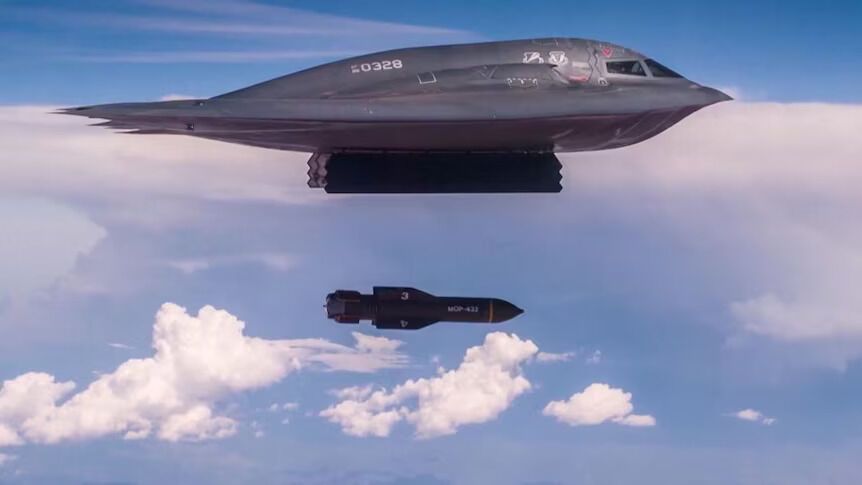 B-2 сбрасывает бомбу GBU-57