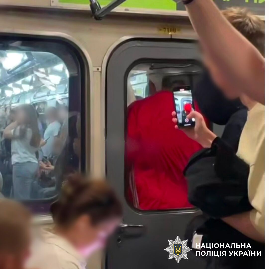В Киеве пьяный 49-летний "зацепер" катался между вагонами метро. Подробности и фото