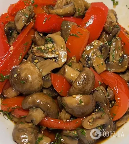 Пикантная маринованная закуска из шампиньонов и перца: можно есть уже через 2 часа