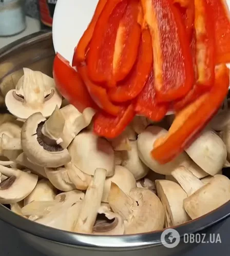 Пикантная маринованная закуска из шампиньонов и перца: можно есть уже через 2 часа