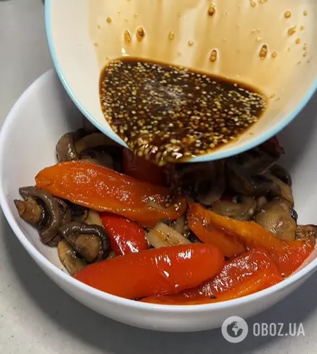 Пикантная маринованная закуска из шампиньонов и перца: можно есть уже через 2 часа