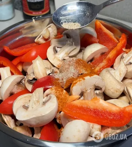 Пикантная маринованная закуска из шампиньонов и перца: можно есть уже через 2 часа