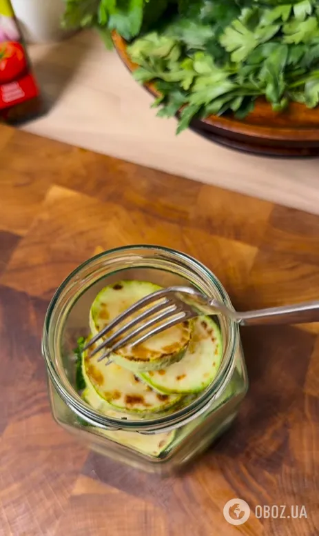 Как вкусно закрыть жареные кабачки на зиму: рецепт закуски, которая понравится всем