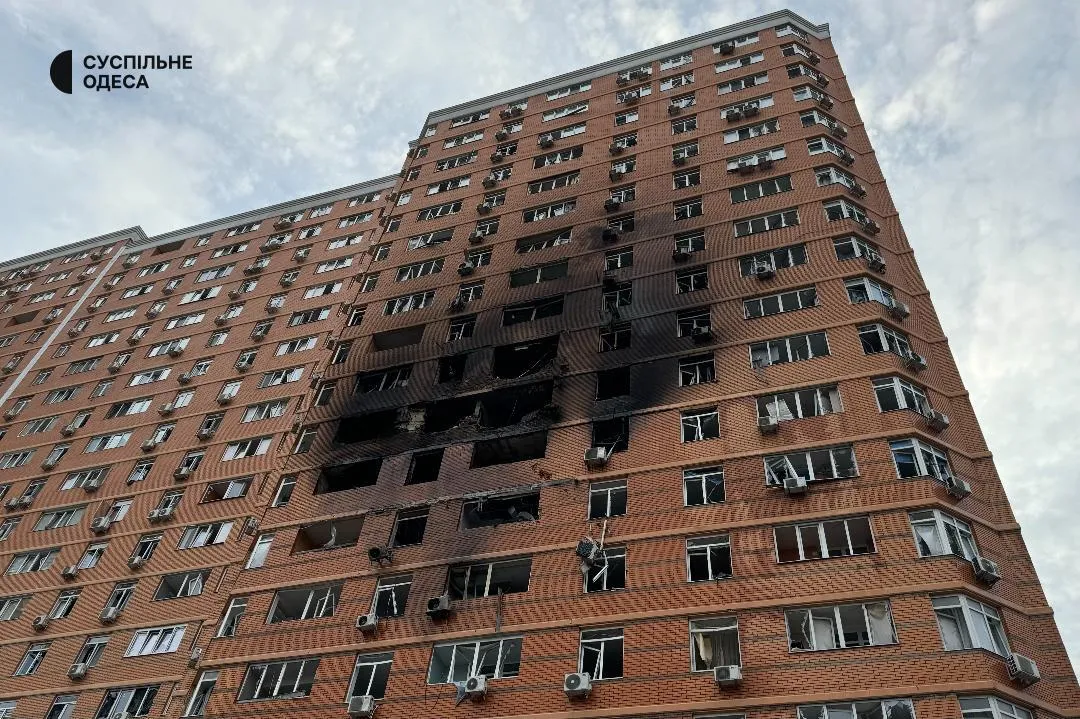 Росіяни атакували Одесу: дрон-камікадзе влучив у житловий будинок, спалахнула пожежа, загинули люди. Фото й відео
