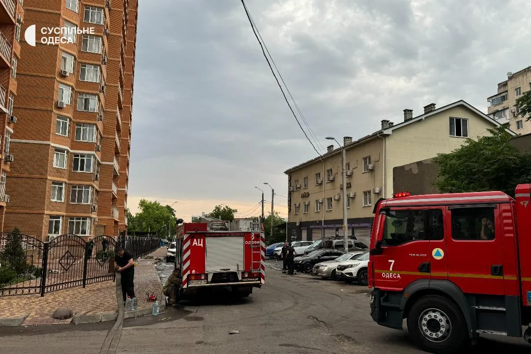 Росіяни атакували Одесу: дрон-камікадзе влучив у житловий будинок, спалахнула пожежа, загинули люди. Фото й відео