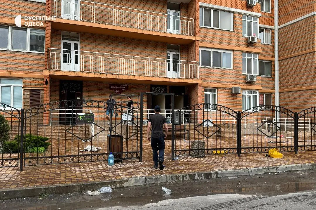 Росіяни атакували Одесу: дрон-камікадзе влучив у житловий будинок, спалахнула пожежа, загинули люди. Фото й відео