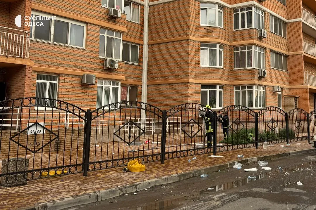 Росіяни атакували Одесу: дрон-камікадзе влучив у житловий будинок, спалахнула пожежа, загинули люди. Фото й відео