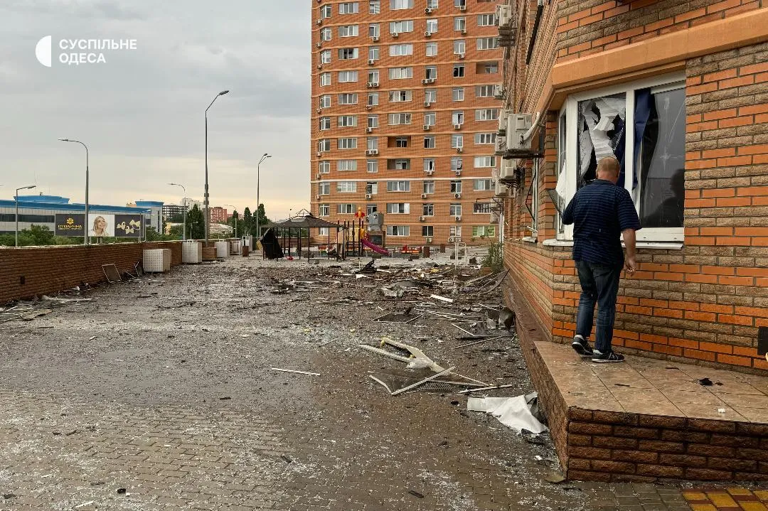 Росіяни атакували Одесу: дрон-камікадзе влучив у житловий будинок, спалахнула пожежа, загинули люди. Фото й відео