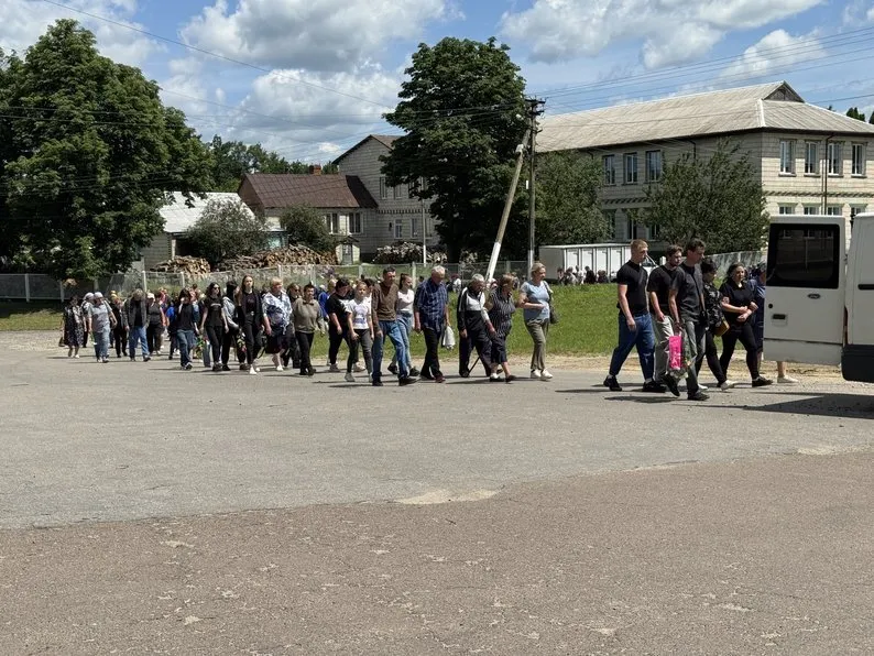 Його тато безвісти зник на війні: на Сумщині поховали 5-річного хлопчика, який загинув внаслідок атаки РФ. Фото і відео