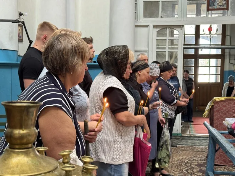 Його тато безвісти зник на війні: на Сумщині поховали 5-річного хлопчика, який загинув внаслідок атаки РФ. Фото і відео