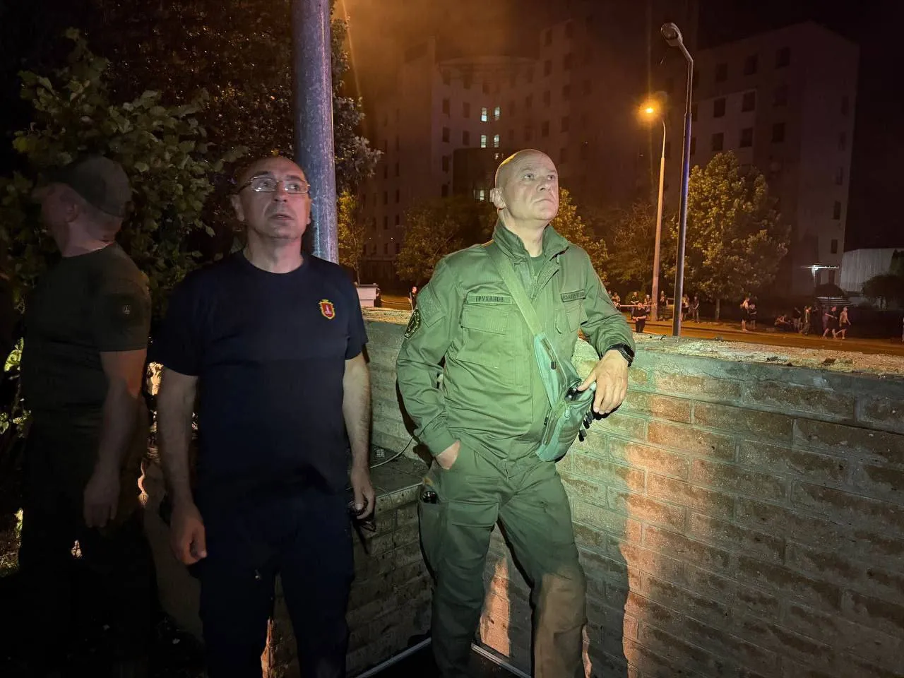 Росіяни атакували Одесу: дрон-камікадзе влучив у житловий будинок, спалахнула пожежа, загинули люди. Фото й відео qzeiqkriqtdixdzrz