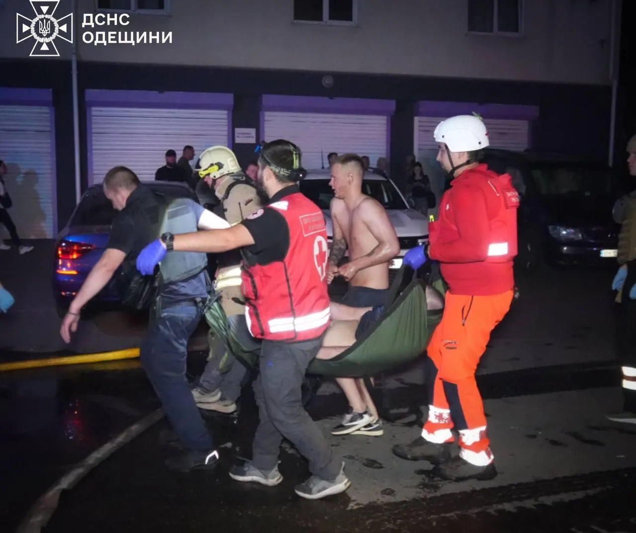 Росіяни атакували Одесу: дрон-камікадзе влучив у житловий будинок, спалахнула пожежа, загинули люди. Фото й відео