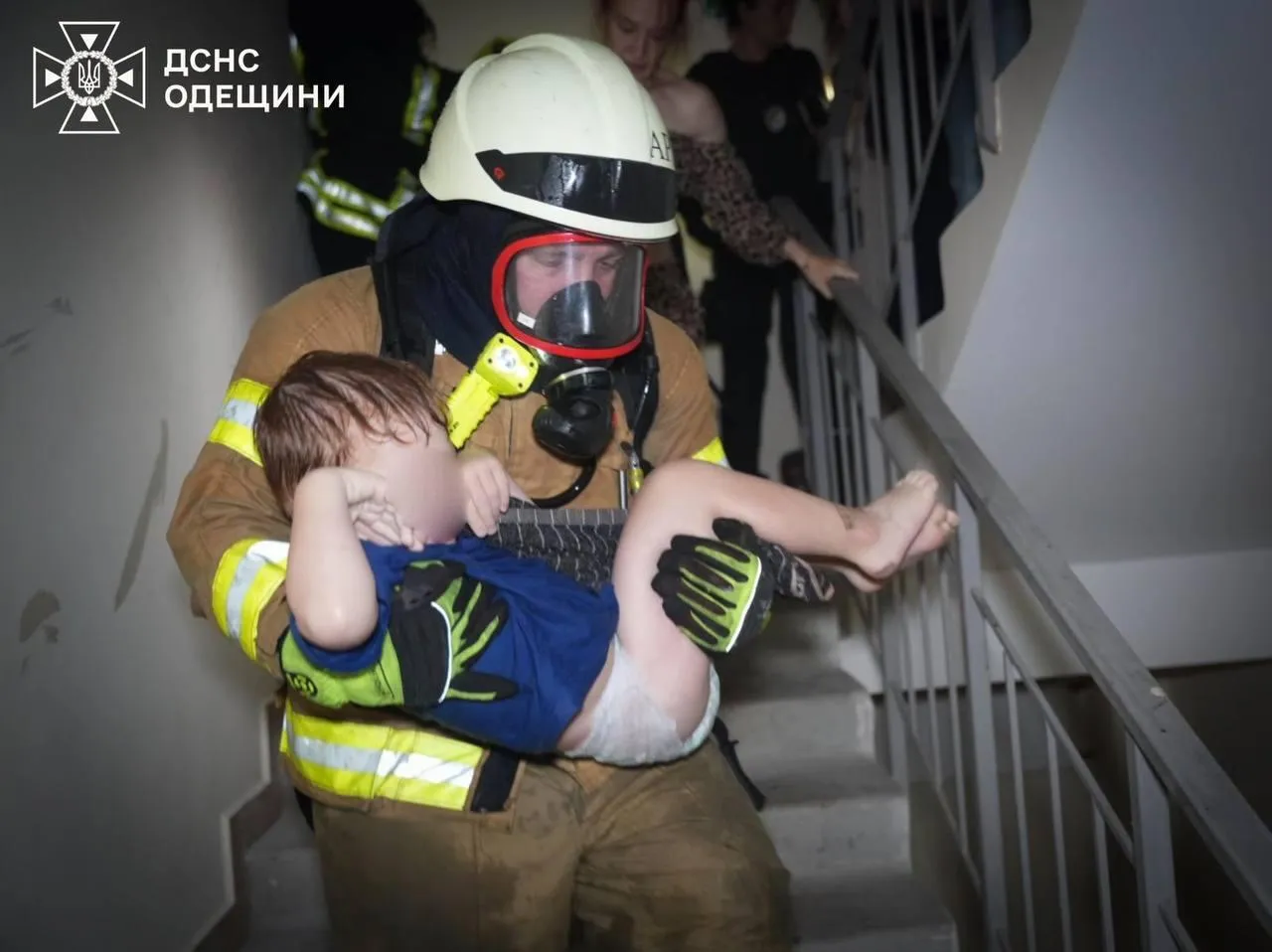Росіяни атакували Одесу: дрон-камікадзе влучив у житловий будинок, спалахнула пожежа, загинули люди. Фото й відео