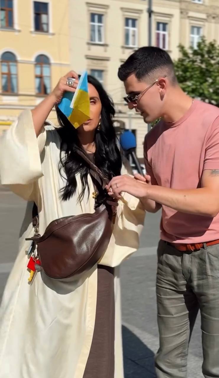 Любить Україну не на словах: Джамала вразила стильним образом і показала, що завжди носить у сумці