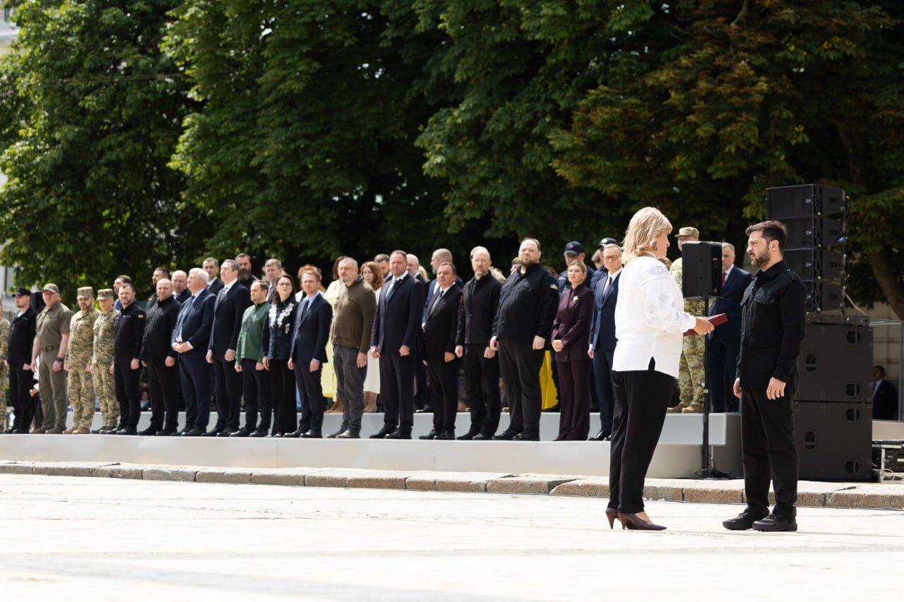 "Украина – это миллионы имен, которыми мы гордимся": Зеленский поздравил украинцев с Днем Конституции и вручил награды. Видео