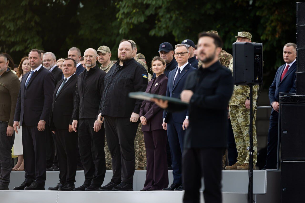 "Украина – это миллионы имен, которыми мы гордимся": Зеленский поздравил украинцев с Днем Конституции и вручил награды. Видео