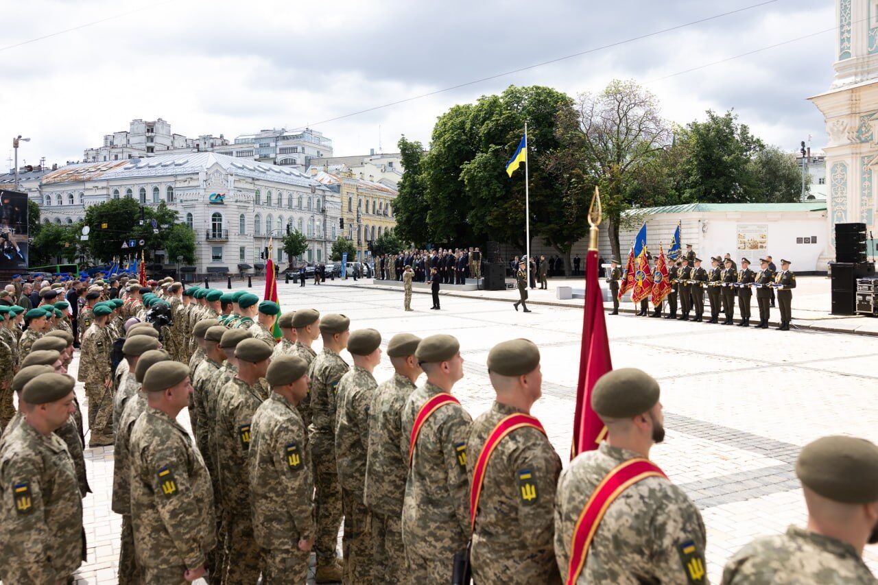 "Украина – это миллионы имен, которыми мы гордимся": Зеленский поздравил украинцев с Днем Конституции и вручил награды. Видео
