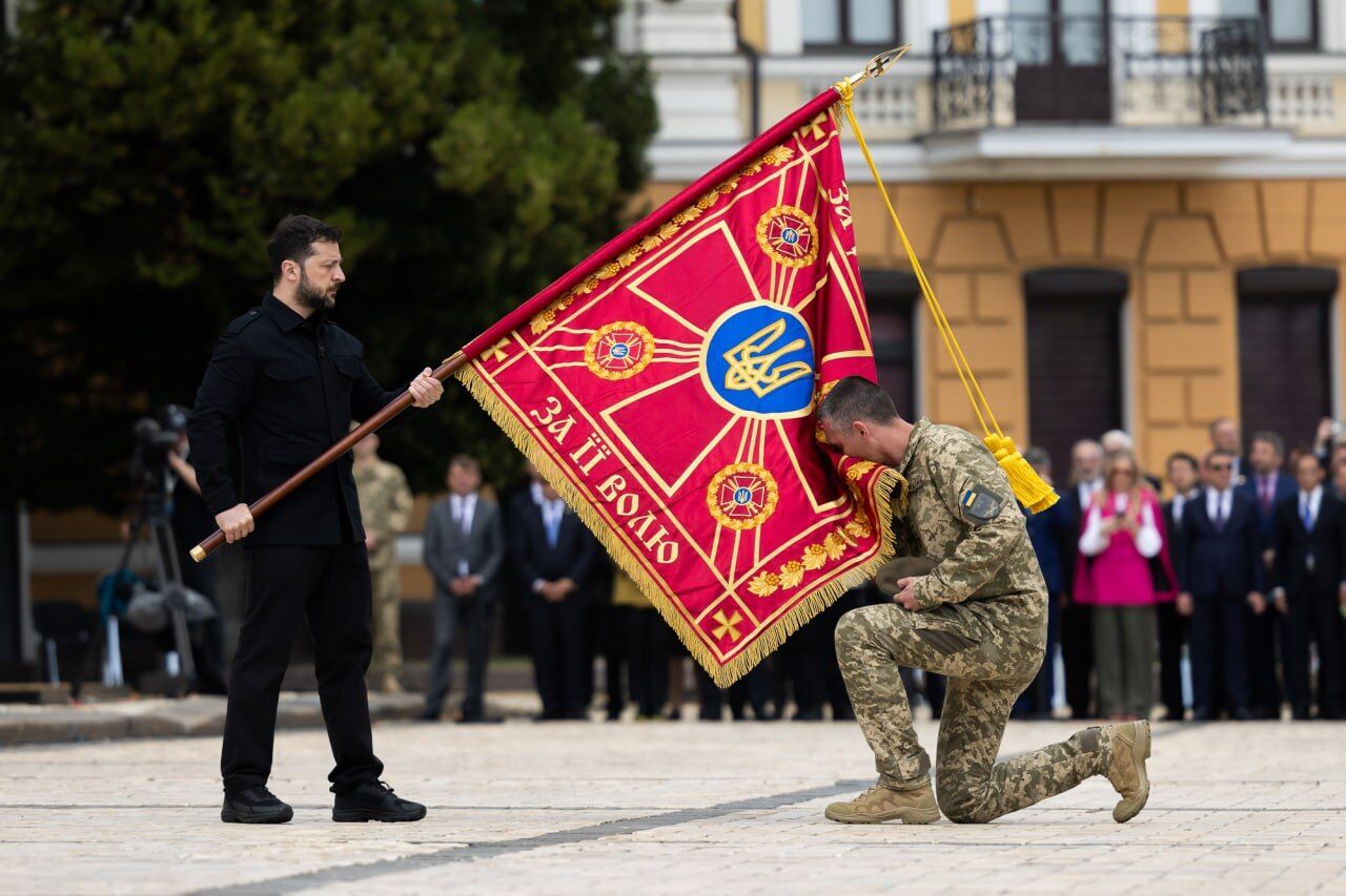 "Украина – это миллионы имен, которыми мы гордимся": Зеленский поздравил украинцев с Днем Конституции и вручил награды. Видео