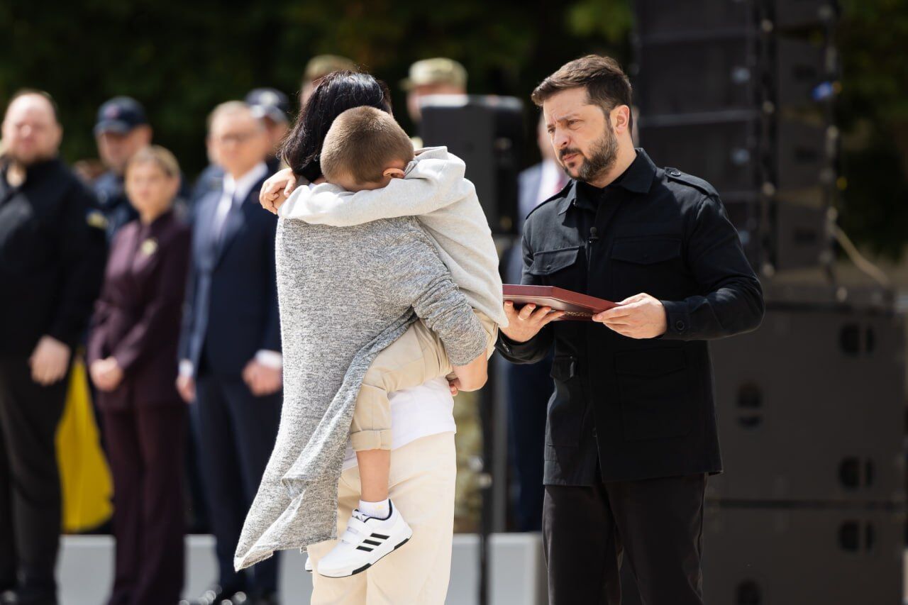 "Украина – это миллионы имен, которыми мы гордимся": Зеленский поздравил украинцев с Днем Конституции и вручил награды. Видео