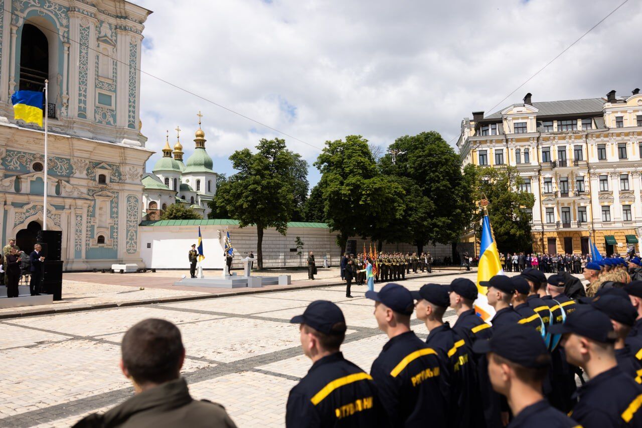 "Украина – это миллионы имен, которыми мы гордимся": Зеленский поздравил украинцев с Днем Конституции и вручил награды. Видео