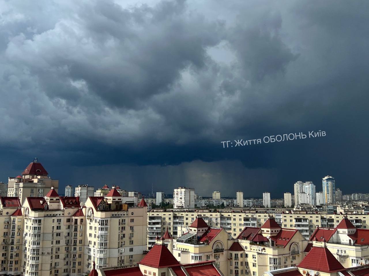Киев накрыла гроза с громом и градом: из-за непогоды приспустят главный флаг страны. Фото и видео