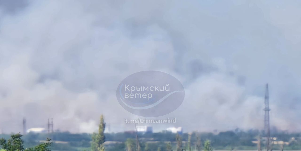На атакованном СБУ аэродроме "Кировское" в Крыму не могут потушить пожар. Фото