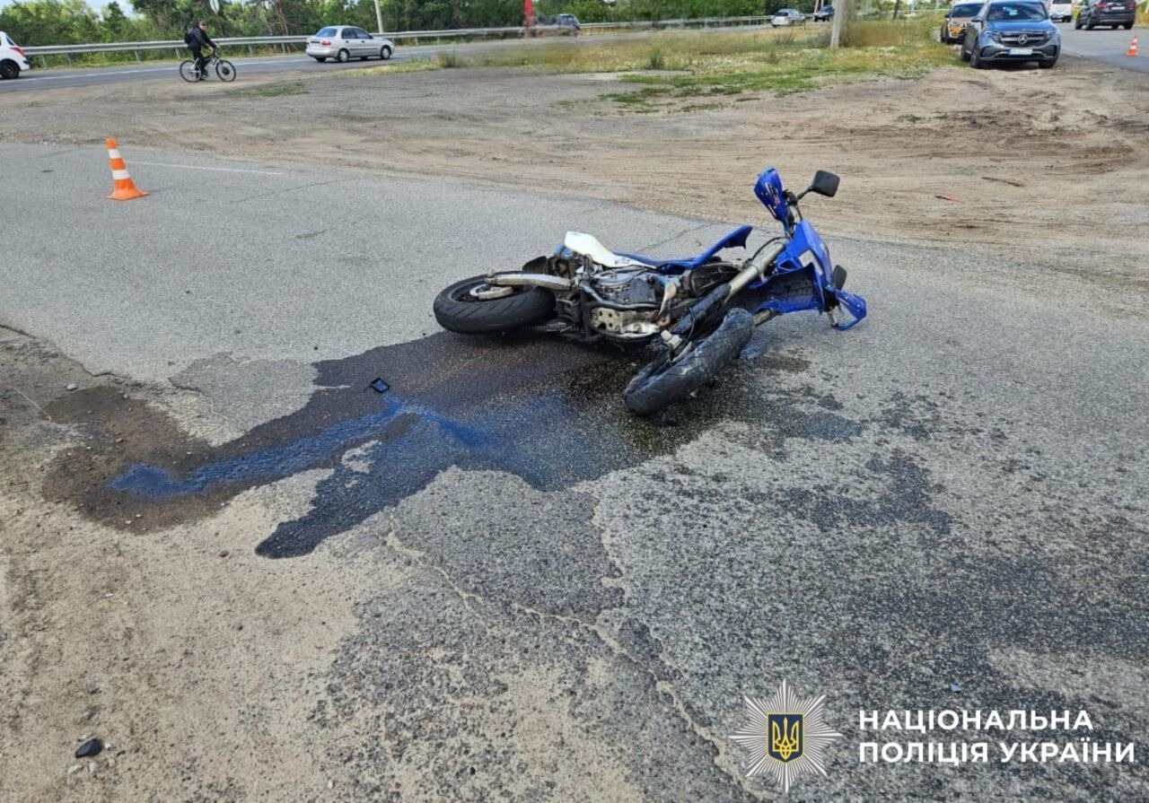 На Київщині зіткнулись легковик та мотоцикл: є загиблий. Подробиці ДТП та фото