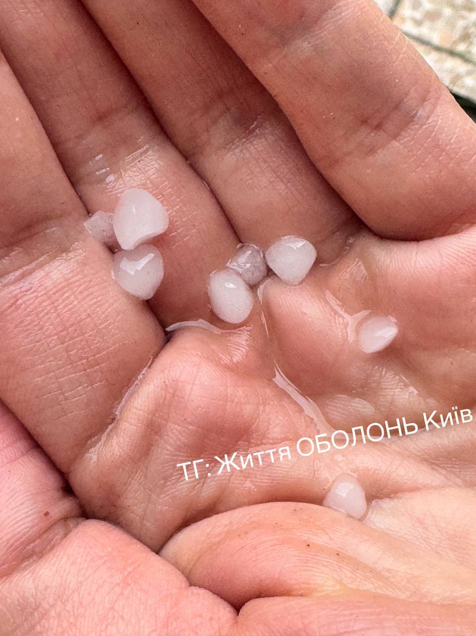 Киев накрыла гроза с громом и градом: из-за непогоды приспустят главный флаг страны. Фото и видео