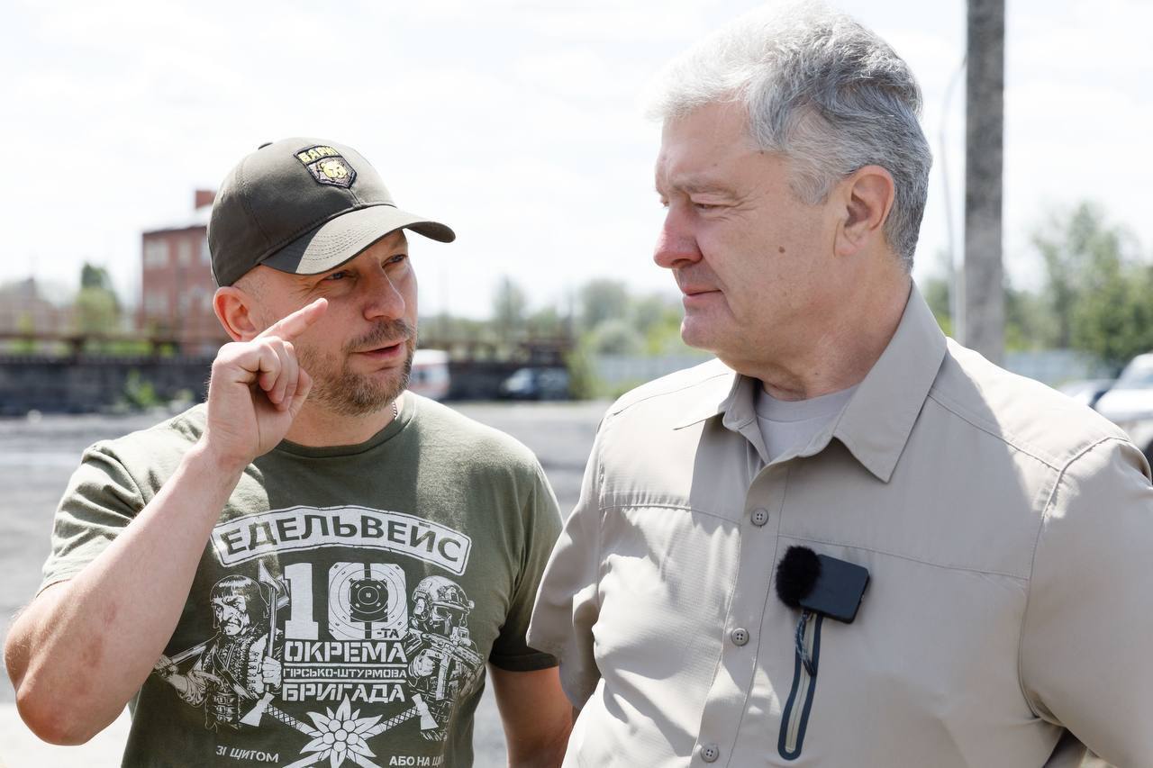 Дрони, квадроцикли та інша техніка: Порошенко передав допомогу бригадам на Харківському напрямку