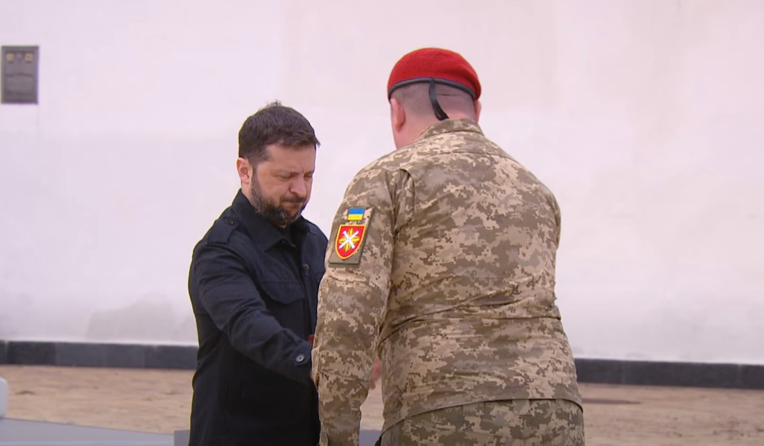 "Украина – это миллионы имен, которыми мы гордимся": Зеленский поздравил украинцев с Днем Конституции и вручил награды. Видео