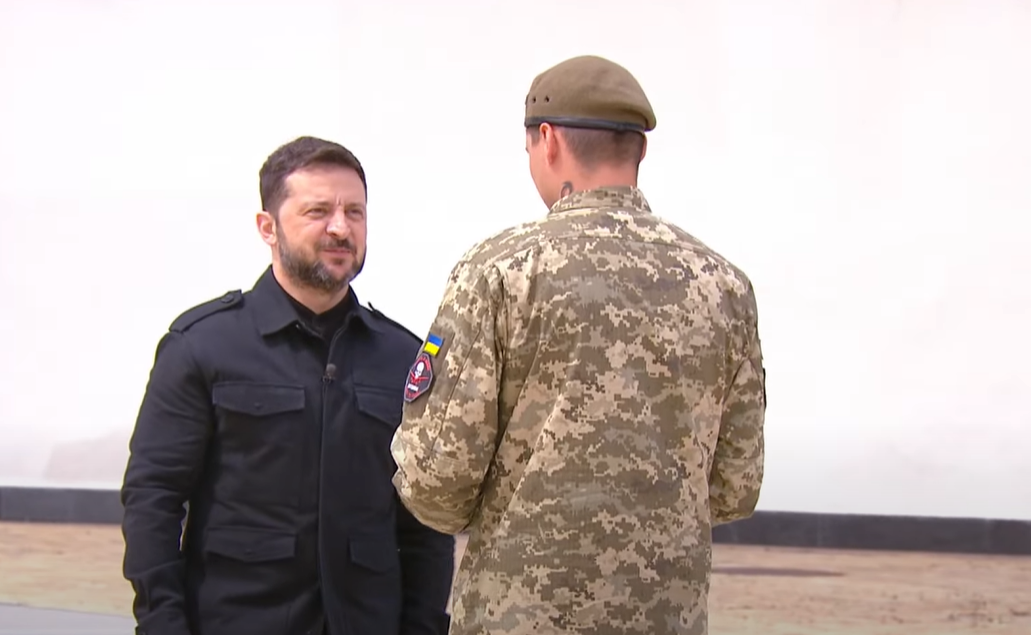 "Украина – это миллионы имен, которыми мы гордимся": Зеленский поздравил украинцев с Днем Конституции и вручил награды. Видео