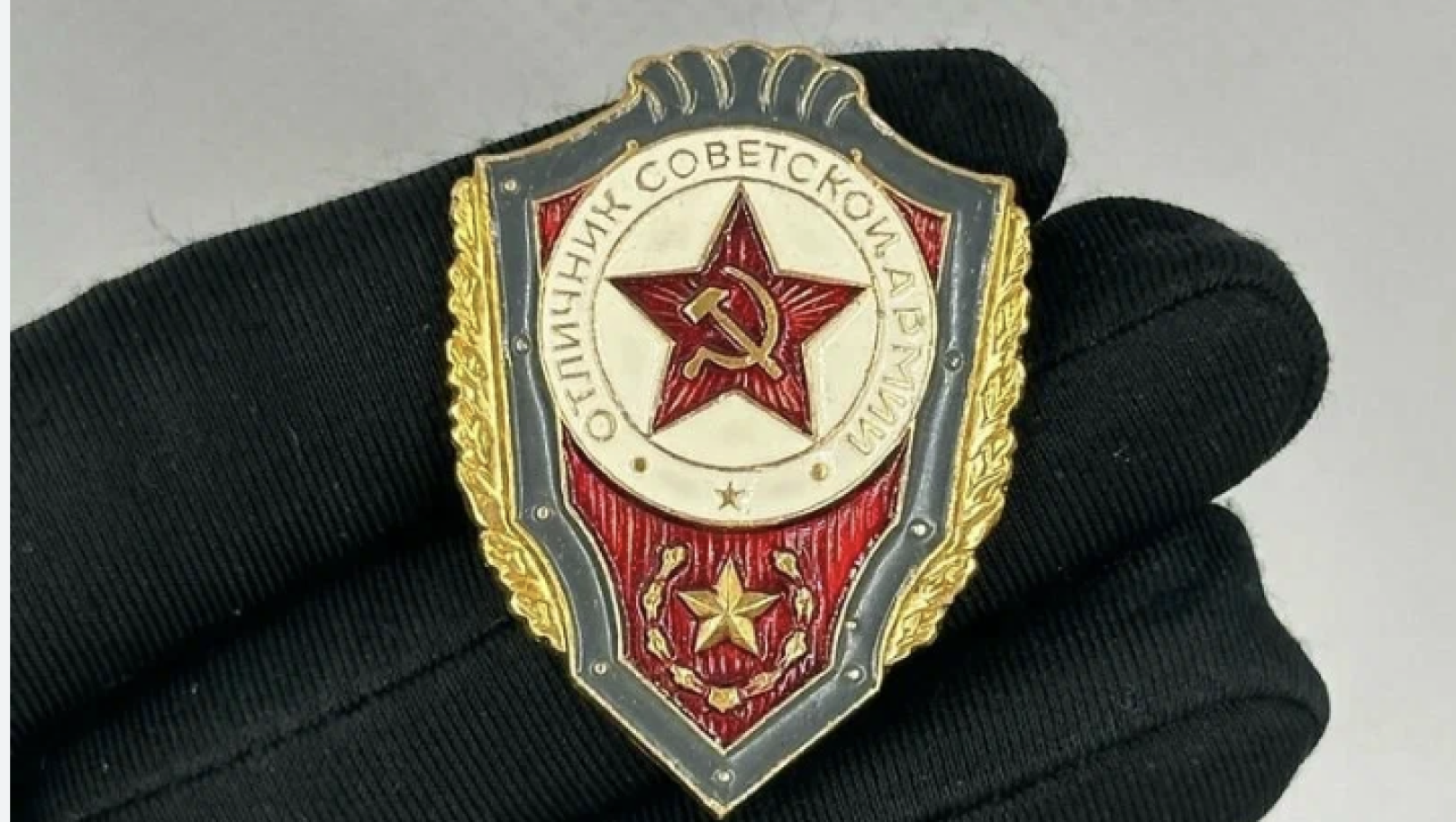 На Львовщине мужчину судили за продажу советских знаков отличия в интернете: в чем причина и какое решение приняли