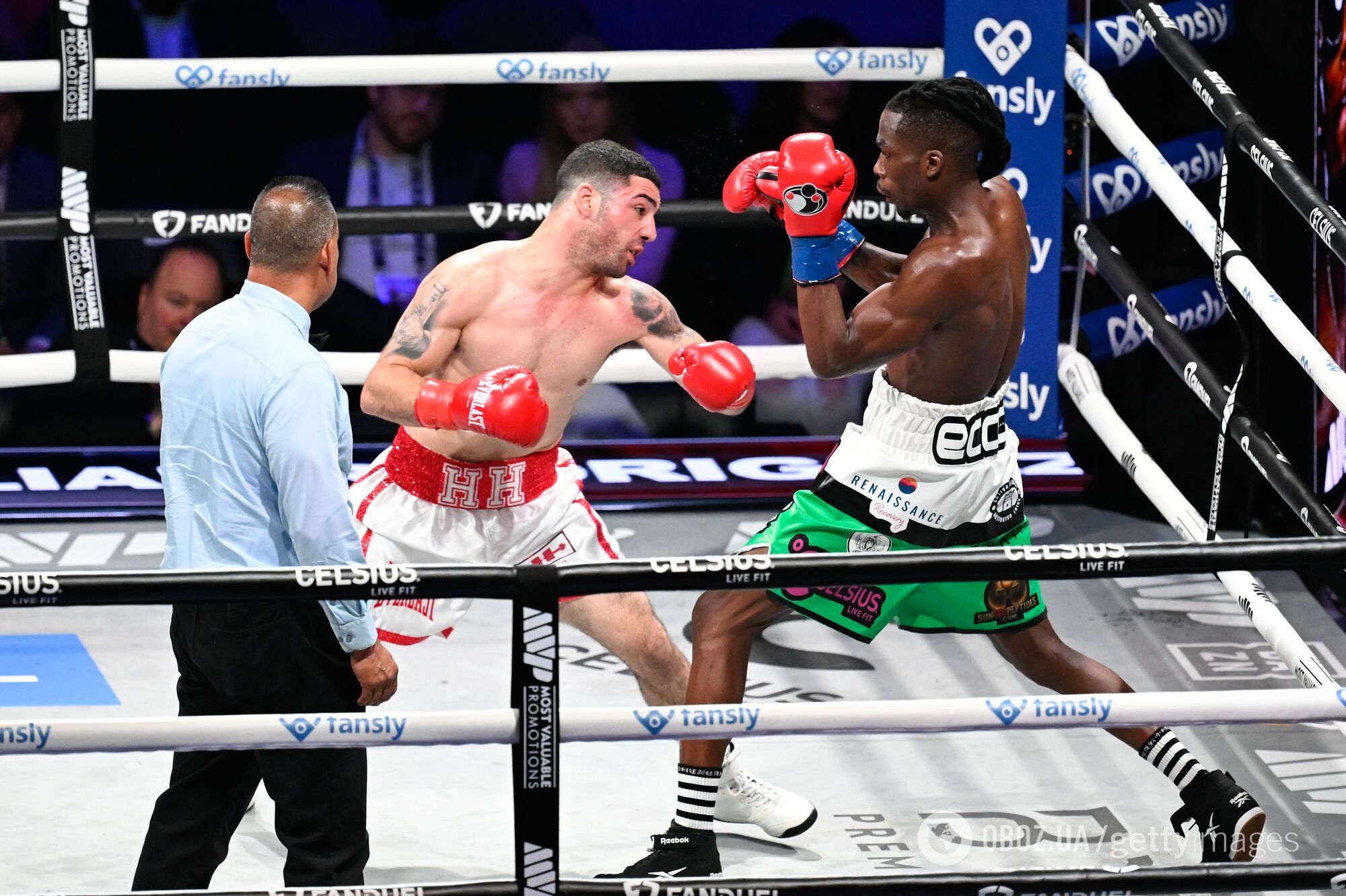 Непобедимый боксер был сенсационно нокаутирован в чемпионском бою за секунды до гонга. Видео