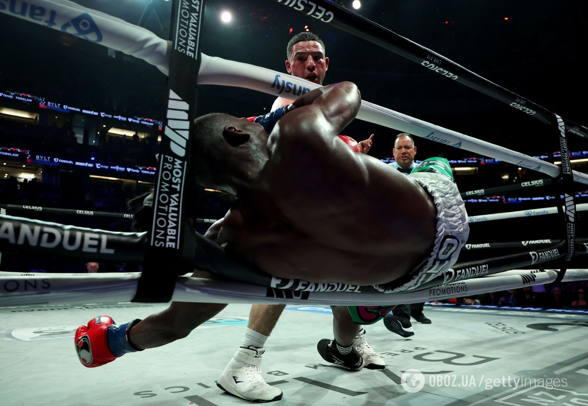 Непобедимый боксер был сенсационно нокаутирован в чемпионском бою за секунды до гонга. Видео